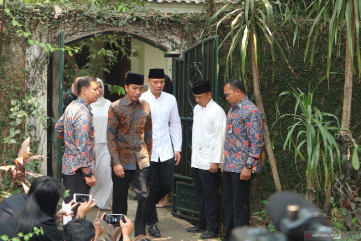 President Jokowi pays homage to Yudhoyono's late mother