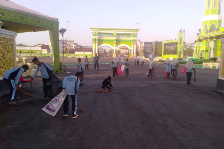 Siswa SD Bersihkan Arena Utama Kegiatan MTQKaltim