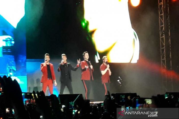 Westlife pukau ribuan penonton di Borobudur