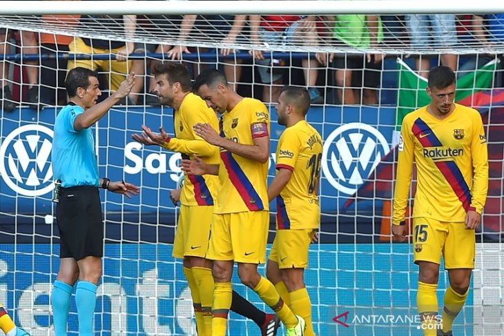 Barcelona cuma dapat satu poin dari Osasuna akibat penalti menit