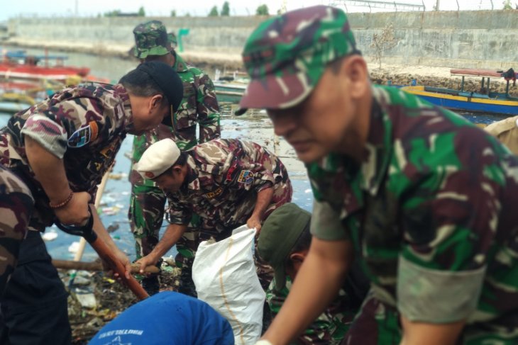 Peringati 1 Muharam, TNI dan Pramuka lakukan aksi bersih pantai