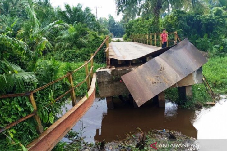 Akses ribuan warga di Aceh Barat terganggu akibat jembatan besi putus