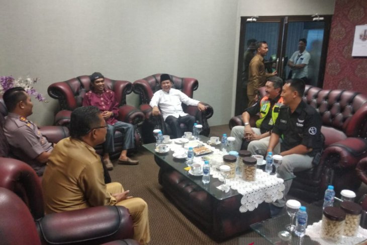 Bupati Bangka Tengah sambut kedatangan UAS di Bandara Depati Amir