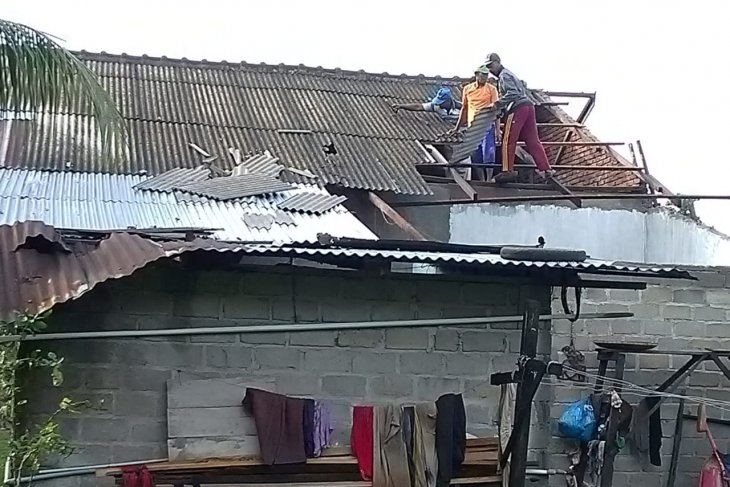 Tiga rumah di Langkat rusak dilanda angin puting beliung