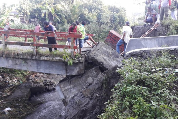 Hujan deras akibatkan jembatan ambruk di Sei Bingai Langkat