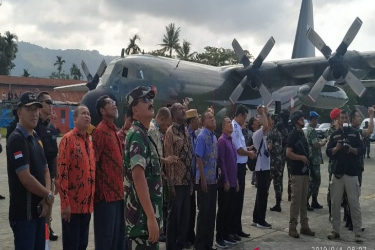 Paratroopers jump drill in Papua observed by military, police chiefs