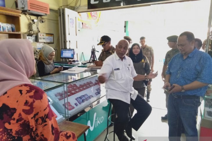 Plang reklame diturunkan paksa, bila tidak bayar pajak