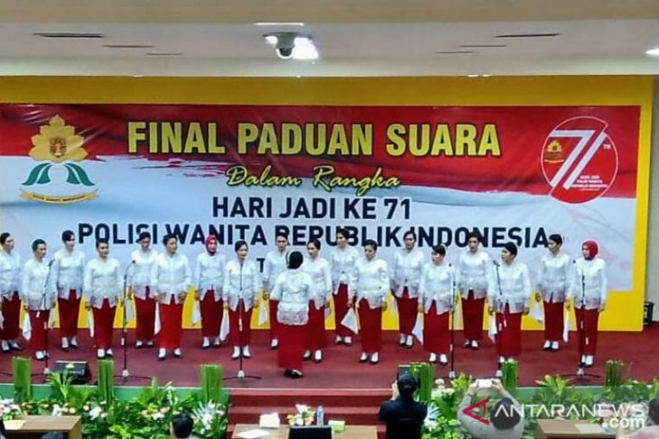Personil Polwan Polda Maluku juara paduan suara nasional