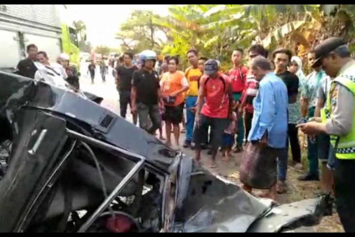 Pick up hantam truk, dua orang tewas