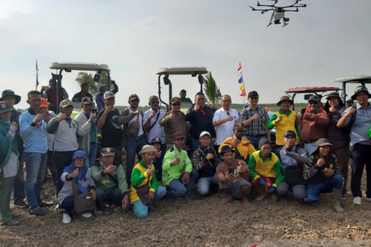 Kementan tebar benih di rawa gunakan drone