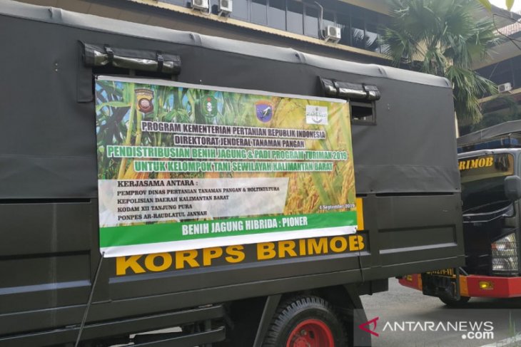 Polda Kalbar bantu angkut ratusan ton benih jagung dan padi