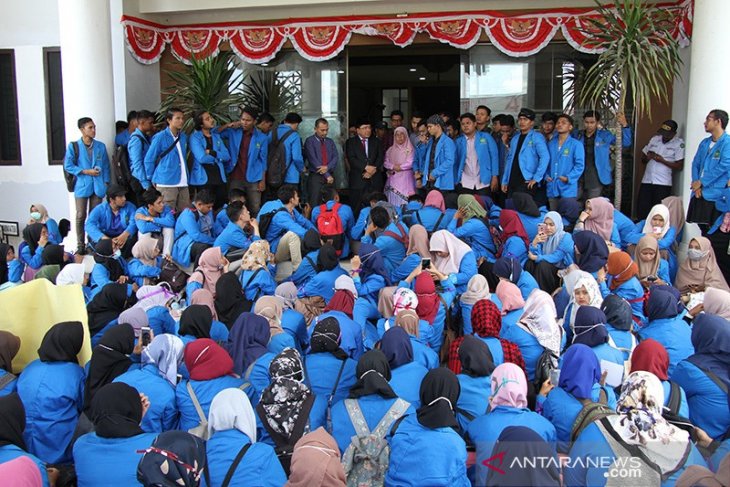 Dekan dan sejumlah dosen mundur serentak, ratusan mahasiswa gelar aksi demo