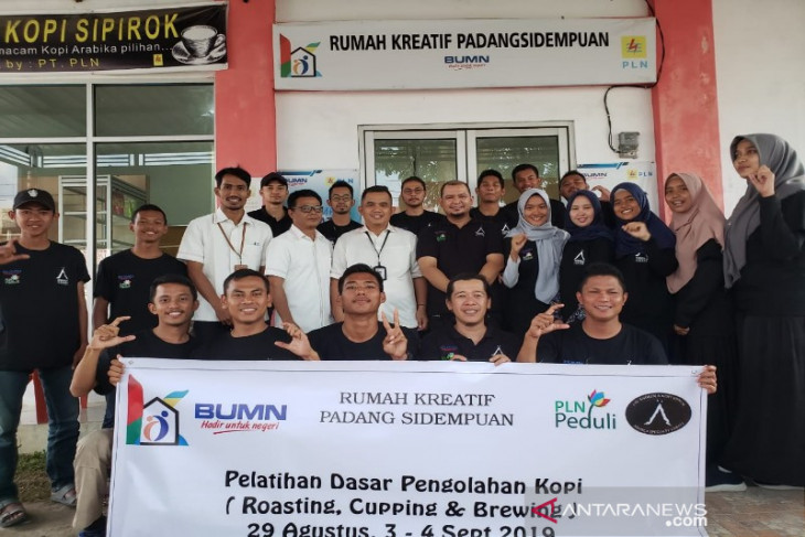 Mahasiswa Polbangtan PKL di Tapsel latihan Roasting Kopi di rumah kreatif BUMN