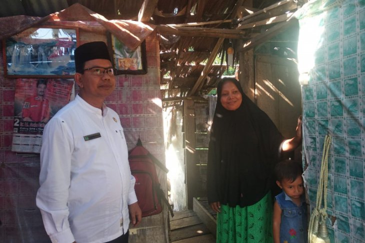 Pemkab Aceh Jaya bantu keluarga Herman yang tinggal di rumah