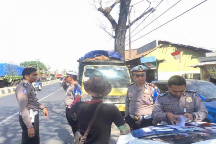 Hindara kecelakaan, Polres Cirebon tindak kendaraan lebihi muatan
