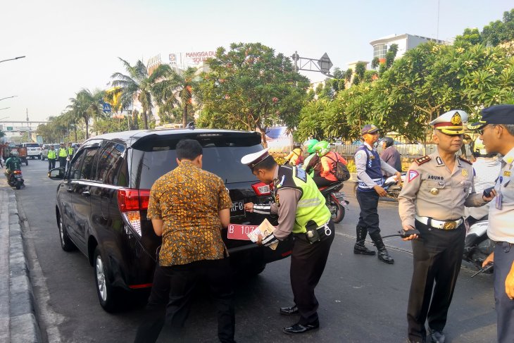 Mobil dinas kementerian ikut terjaring razia ganjil genap