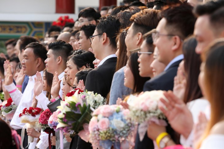 99 pasangan nikah massal di Malaysia menikah pada tanggal keberuntungan