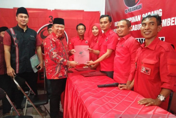 Hendy Siswanto kembalikan formulir bacabup ke PDIP Jember