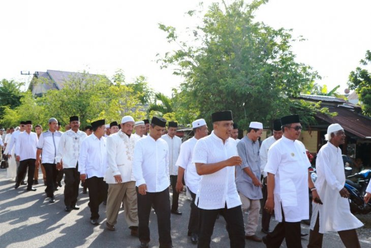 Bupati Aceh Barat dan pejabat jalan kaki sambut Tahun Baru Islam