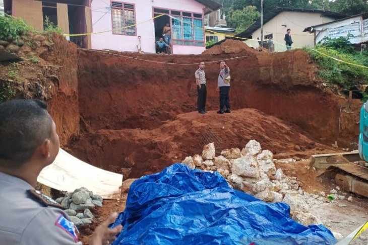 Dua pekerja bangunan tewas tertimbun longsor di Ambon