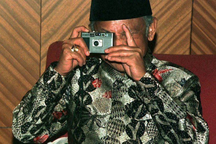 Habibie wafat, pewarta foto pingsan saat meliput pemindahan jenazah
