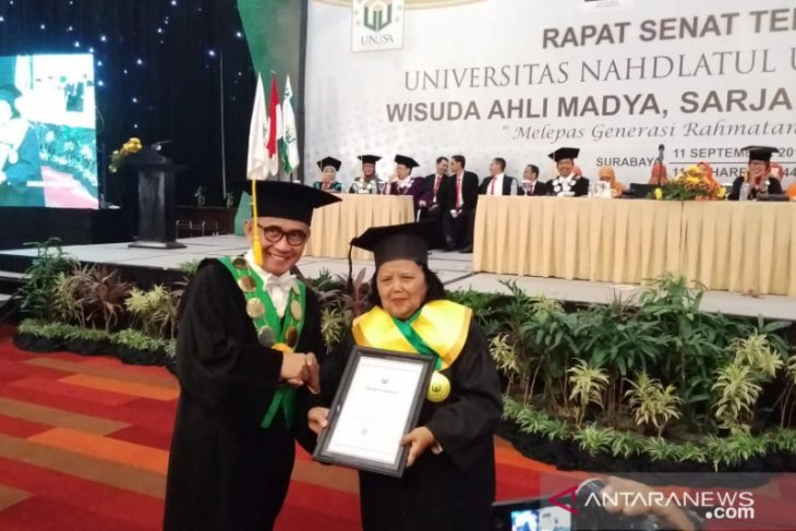 Cerita Maria, wisudawati tertua peraih