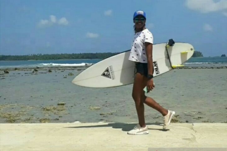 Peselancar Venezuela tertantang dengan ombak Pantai Sorake, Nias Selatan