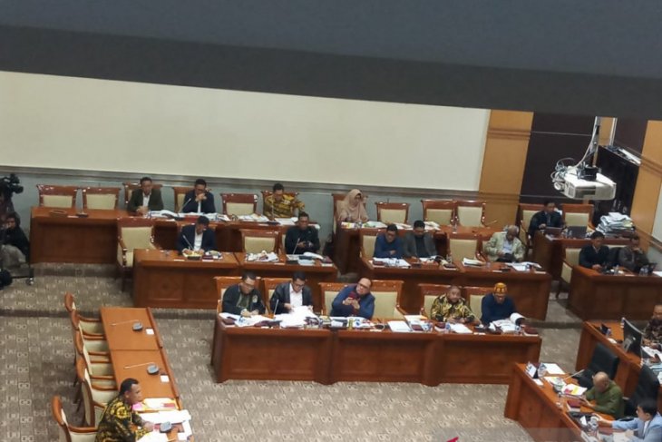 Komisi III DPR memilih lima capim KPK lewat voting