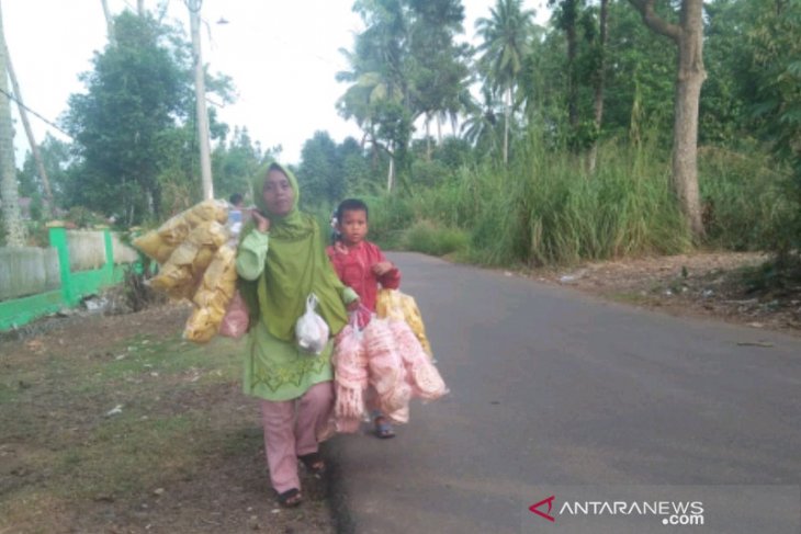 Putus sekolah bantu orang tua jualan kerupuk untuk penuhi kebutuhan