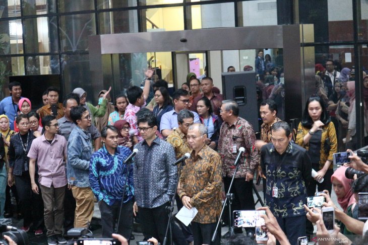 Komisioner KPK Laode M Syarif mempertanyakan pembahasan revisi UU KPK tertutup dan dikebut