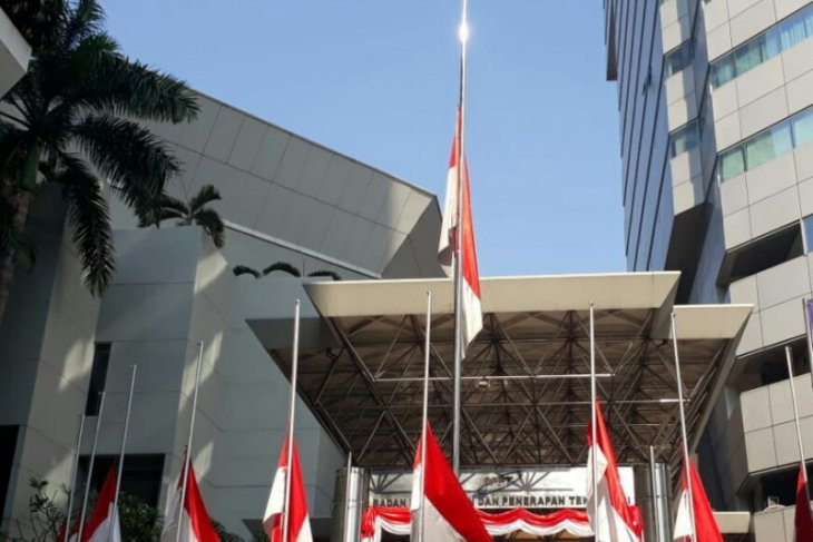 Bendera setengah tiang untuk BJ Habibie dikibarkan Lembaga Riset