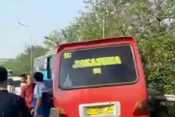 Satu penumpang tewas dalam kecelakaan Tol Cawang