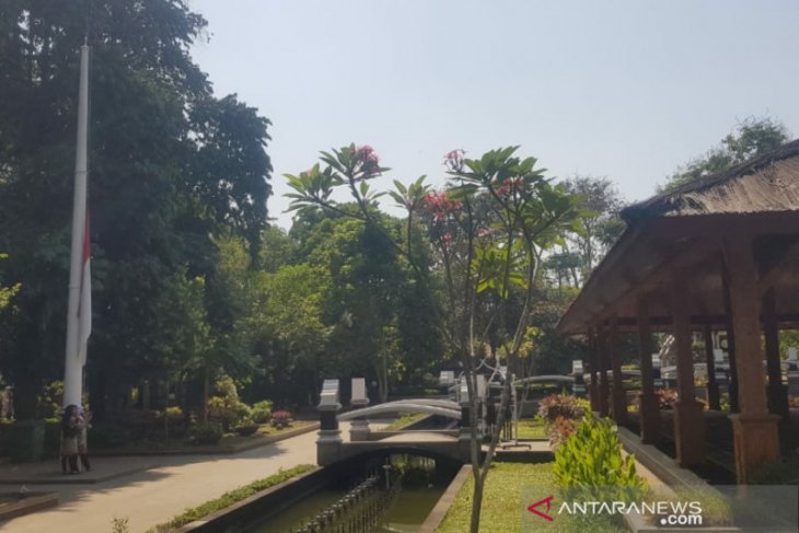 Bupati Purwakarta instruksikan kibarkan bendera setengah tiang