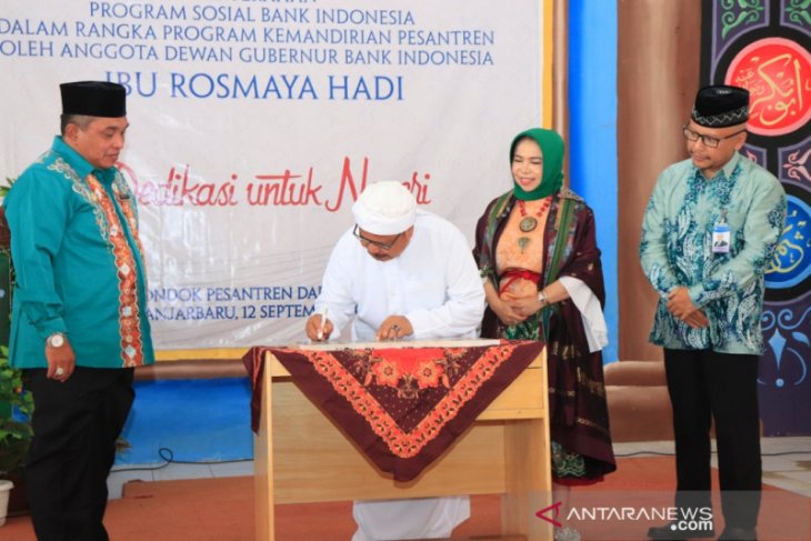 MOU antara Ponpes Darul Ilmi dengan BI tentang Peningkatan Ekonomi Pondok Pesantren (Peresmian Unit Usaha),