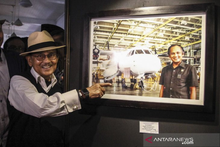 BJ Habibie sosok ilmuwan dunia dan Bapak Teknologi di Indonesia