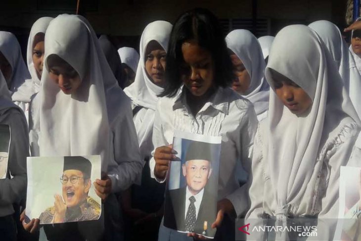 Di Temanggung, pelajar doa bersama untuk B.J. Habibie