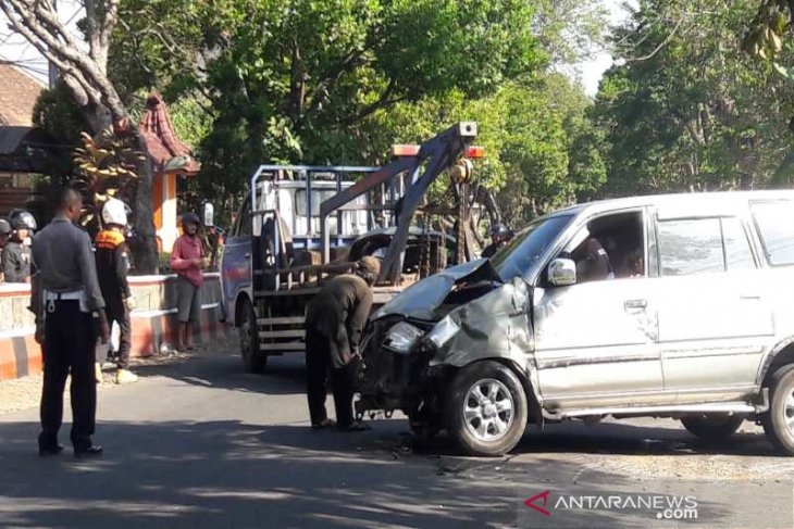 Satu tewas, akibat Kijang tabrak sepeda motor dan angkutan di Temanggung