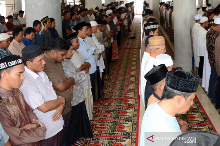 Ratusan jamaah shalat gaib untuk meninggalnya BJ Habibie