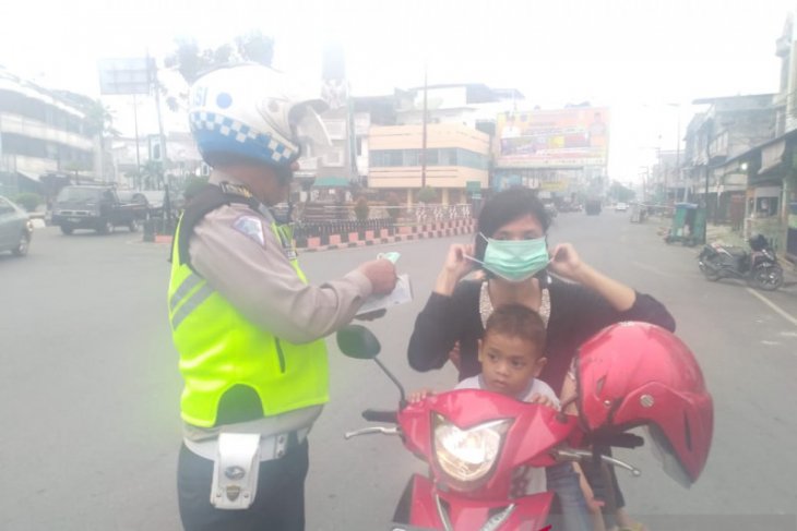 Warga Rantauprapat bagikan masker antisipasi ISPA dari polusi asap Karhutla