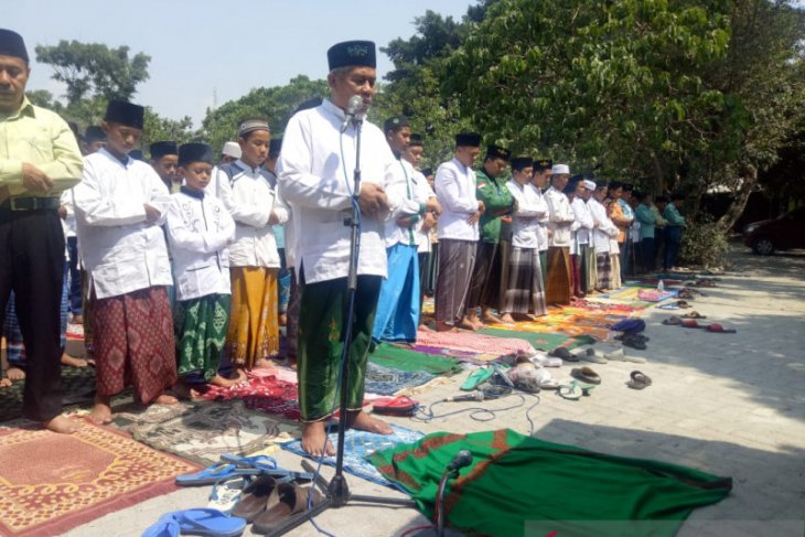 Di Lamongan, 12 ribu santri sholat minta hujan dan berakhirnya kemarau