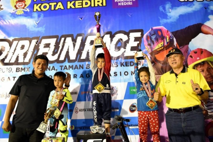 Mas Abu serahkan penghargaan Kediri Fun Race 2019