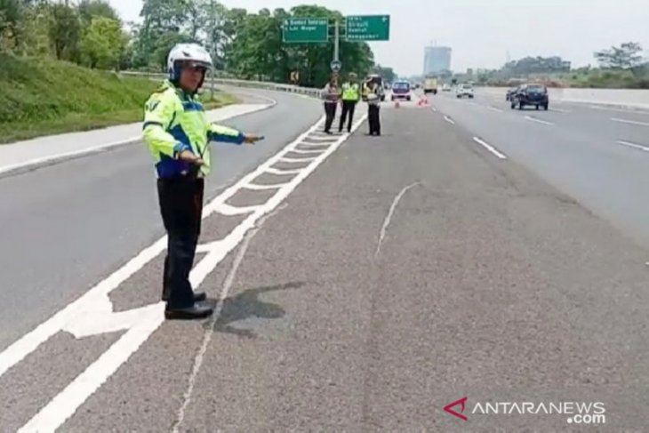 Kecelakaan Tol Jagorawi, mobil APV sempat terguling 50 meter setelah pecah ban