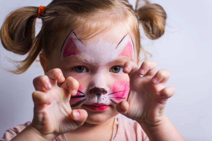 Ini bahaya membiarkan anak pakai make up terlalu dini