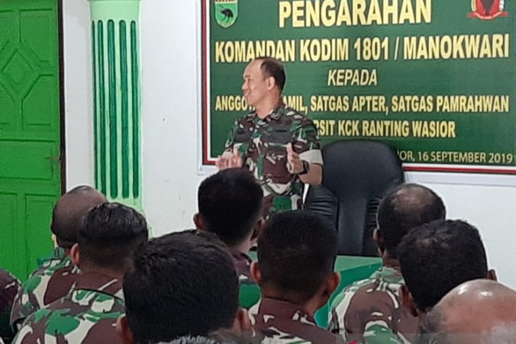 Dandim imbau TNI jadi teladan dalam merawat keberagaman di Wondama