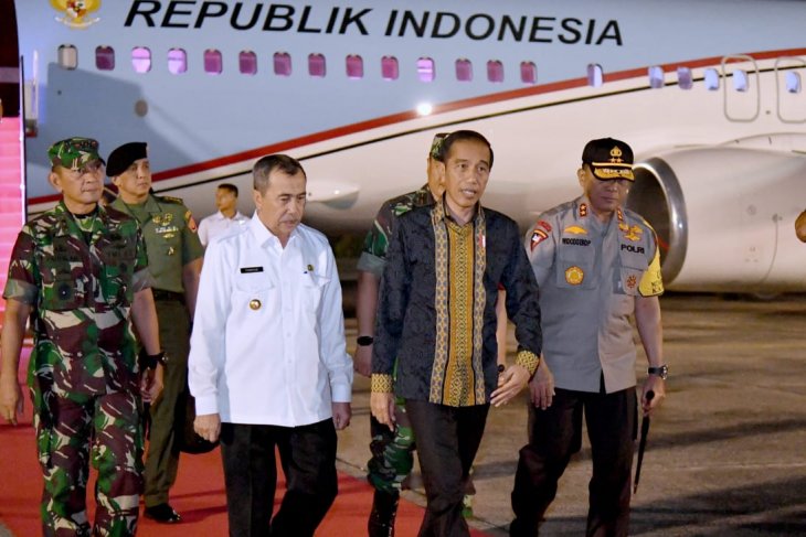 Kunjungi Pekanbaru, pesawat kepresidenan mendarat di tengah pekatnya kabut asap karhutla