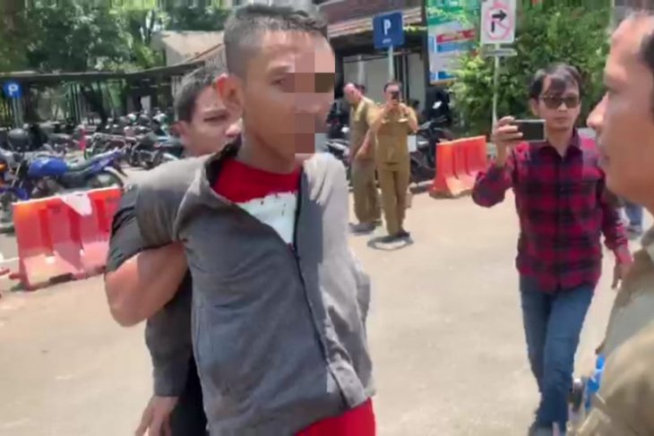Pecahkan kaca mobil hendak mencuri, dua pemuda nyaris dihajar massa
