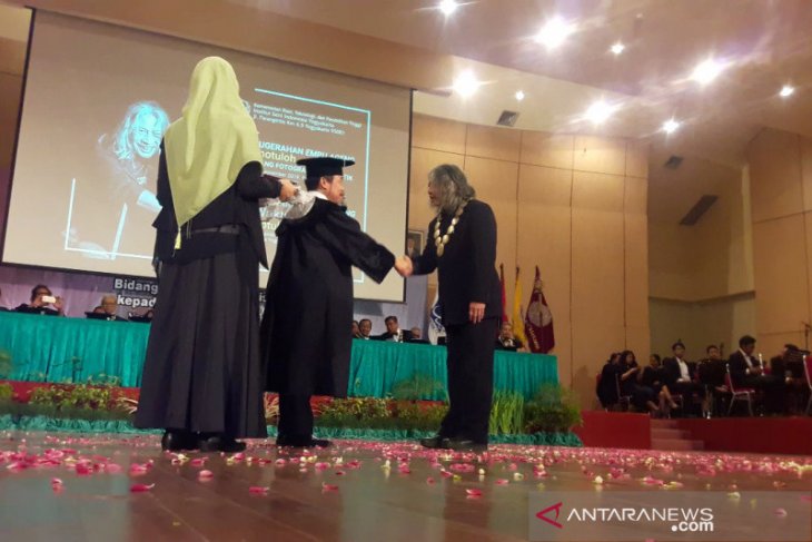 Direktur GFJA Oscar Motuloh terima gelar