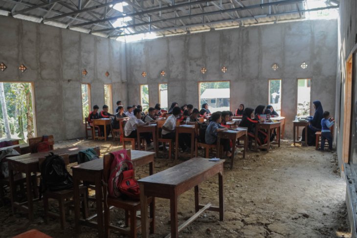 Ruang kelas roboh, ratusan siswa MTs Al Muawanah di Lebak belajar di masjid