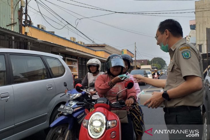 Pemkab Belitung bagikan 20.000 masker ke pengendara