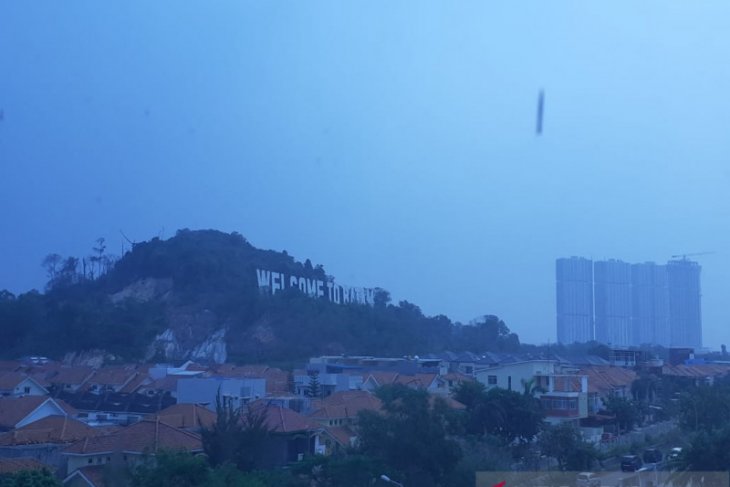Penerbangan di Batam mulai diganggu kabut asap